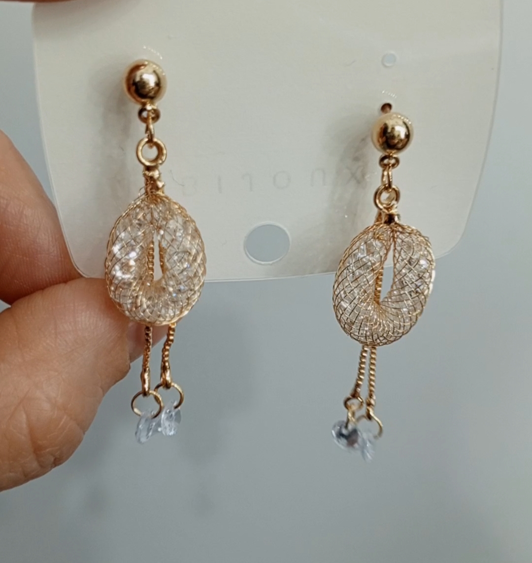 Sallantılı ışıltılı küpe