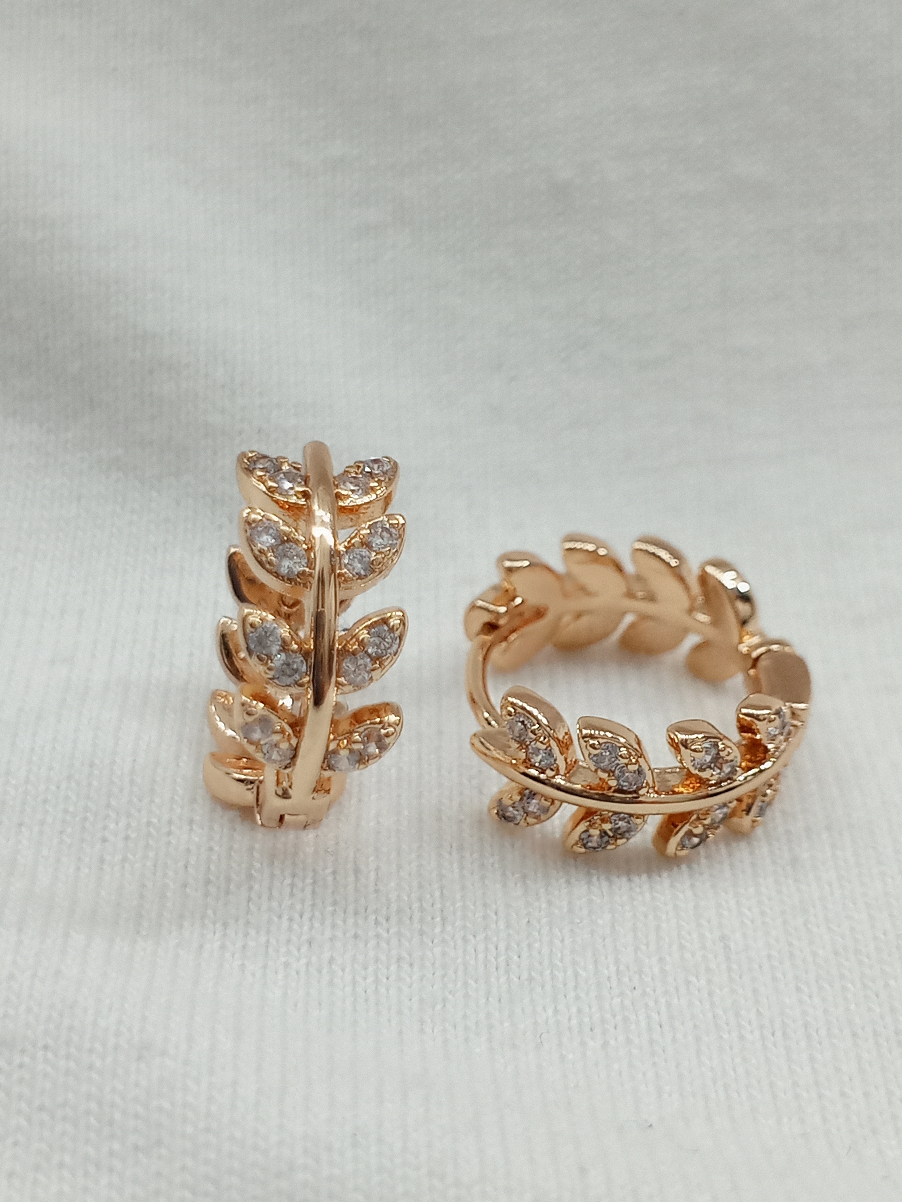 Çelik yaprak detaylı Çelik küpe