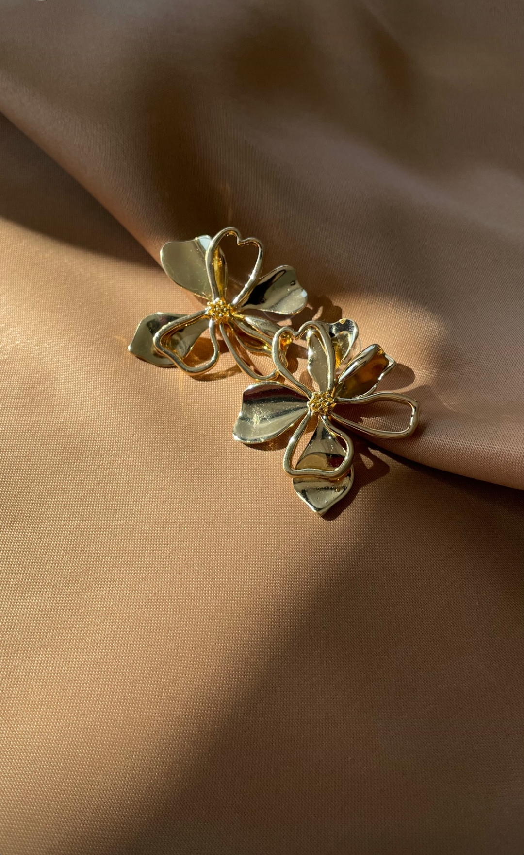 Kararmaz Çelik gold yonca detay küpe